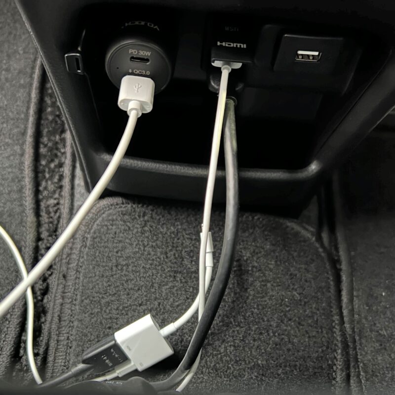 車にAppleのLightning - Digital AVアダプタが接続されているところ